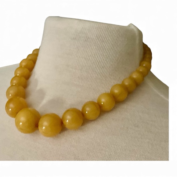 Vintage Butterscotch Yellow Graduating Sized Beads Necklace With Barrel Clasp - Picture 3 of 14